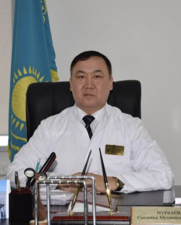 Отбасылық дәрігер пациентпен әңгімелесуде